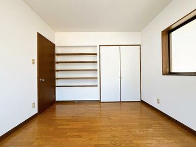 「2階北西側　約6.5帖洋室」棚とクローゼットがございます。