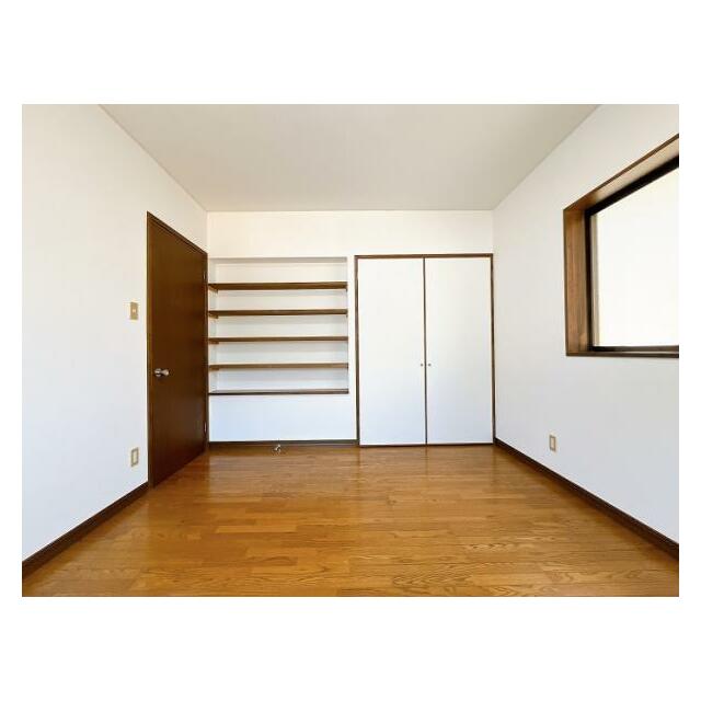 「2階北西側　約6.5帖洋室」棚とクローゼットがございます。