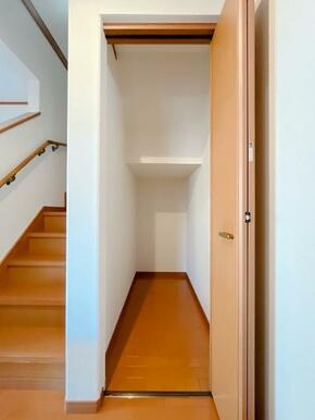 「廊下」階段横に収納がございます。