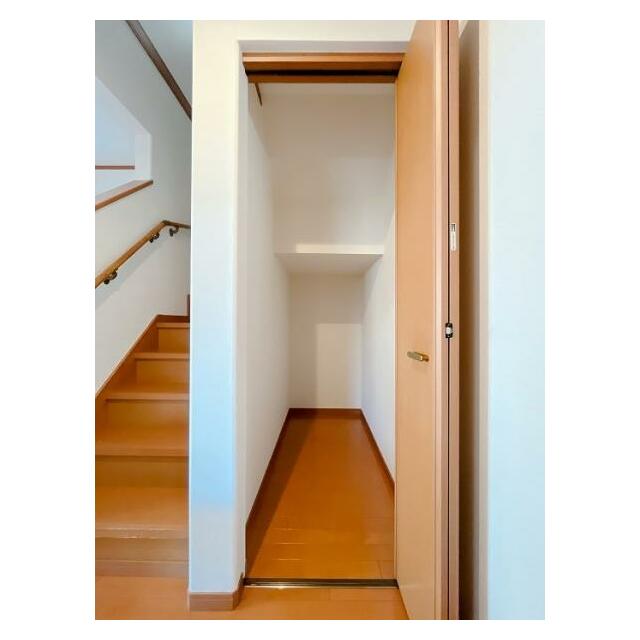 「廊下」階段横に収納がございます。