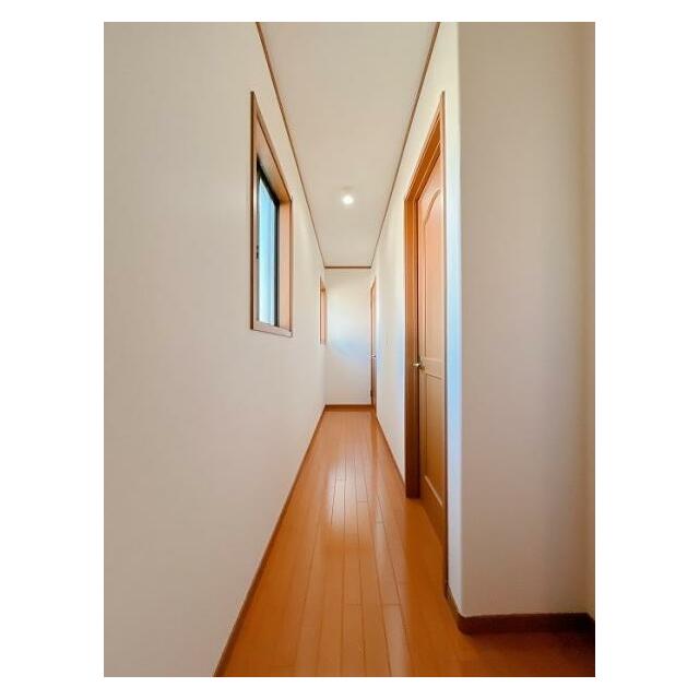 「2階　廊下」各部屋と繋がっており、窓が2面ございます。クロス張り替え済み。