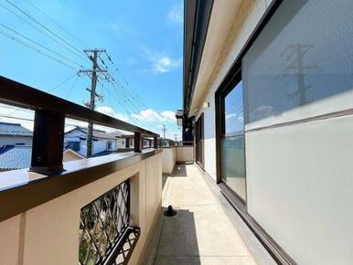 「バルコニー」2階南側の二部屋の洋室どちらからも入れます。