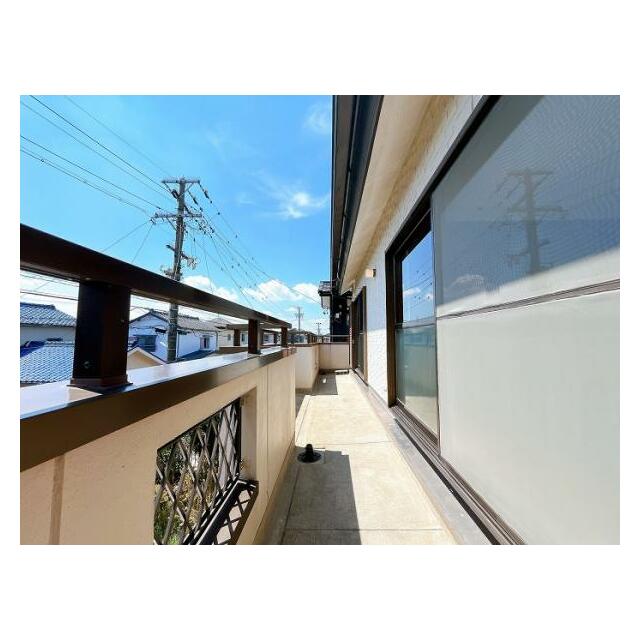 「バルコニー」2階南側の二部屋の洋室どちらからも入れます。