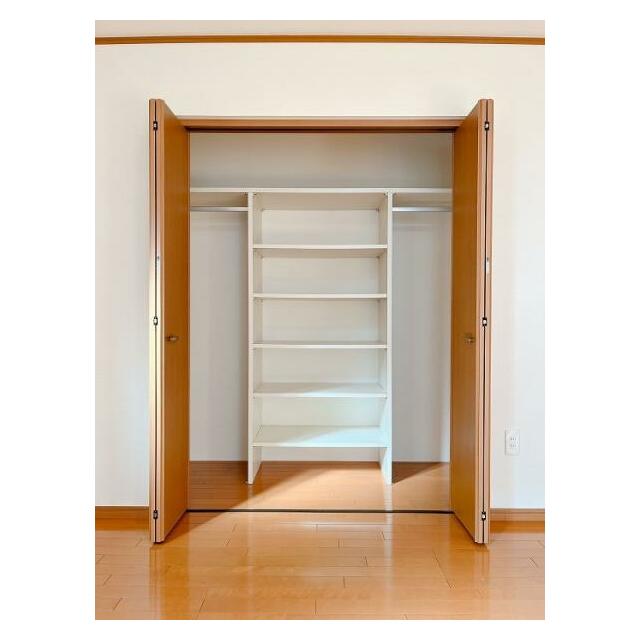 「2階　中央洋室約6帖」収納の中の写真です。