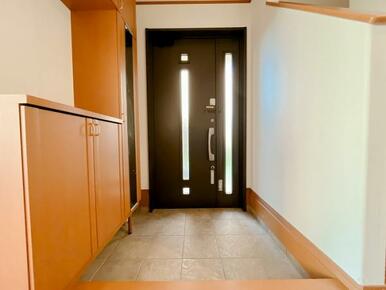 「玄関」シューズボックスがあり、鏡がついております。クリーニング済み。