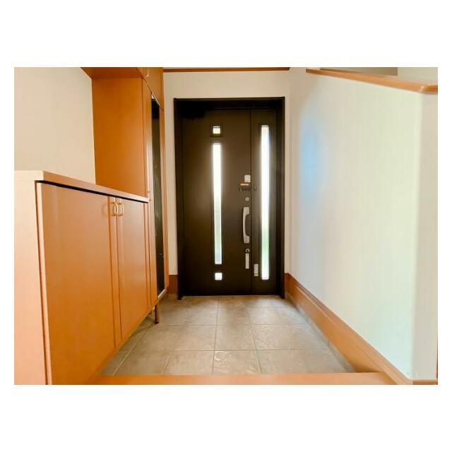 「玄関」シューズボックスがあり、鏡がついております。クリーニング済み。