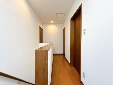 「2階廊下」4部屋とトイレにつながっております。