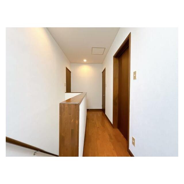 「2階廊下」4部屋とトイレにつながっております。