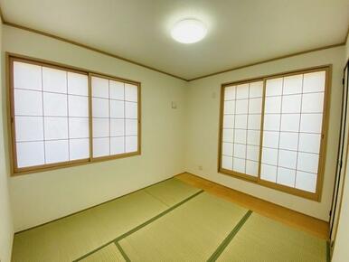 「2階和室」掃き出し窓からはベランダに出ることができます。