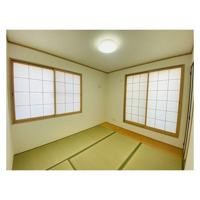「2階和室」掃き出し窓からはベランダに出ることができます。