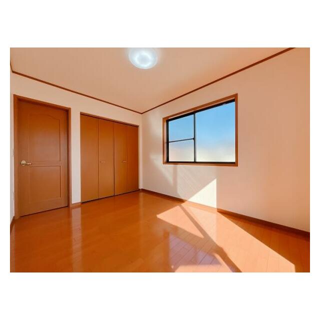 「2階　東側洋室約6帖」別角度の写真です。収納がございます。