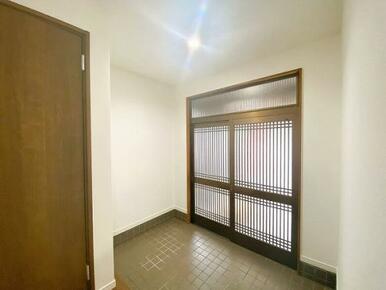 「玄関」広々とした玄関です