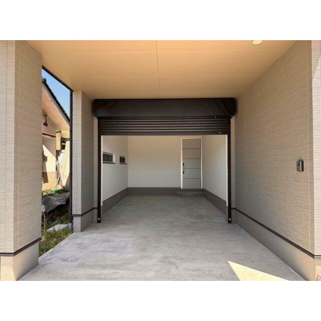 多用途でお使いいただけるビルトインガレージ（電動シャッター）