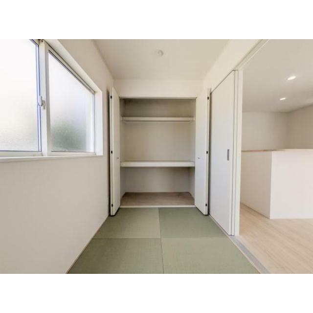 押入れが備え付けられており使い勝手の良い空間です。