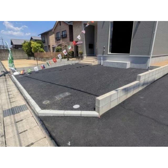 広々とした駐車場スペースは日々の車の出し入れもスムーズに行えます。