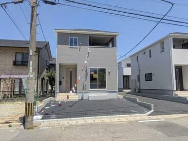 シンプルな外観が特徴の戸建住宅です。前面道路からのアクセスもしやすく駐車スペースも十分に確保されています。建物は現代的なデザインで統一感があり周囲の住宅とも調和した印象です。