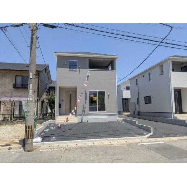 シンプルな外観が特徴の戸建住宅です。前面道路からのアクセスもしやすく駐車スペースも十分に確保されています。建物は現代的なデザインで統一感があり周囲の住宅とも調和した印象です。