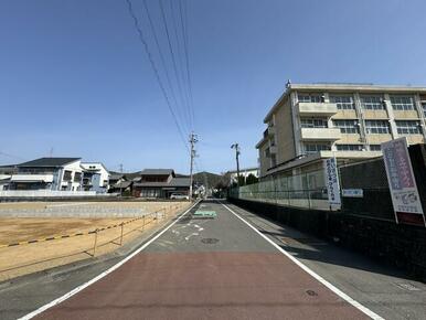 ★前面道路は道幅広々なので車の出し入れもスムーズで、日々の駐車のストレスもありません♪