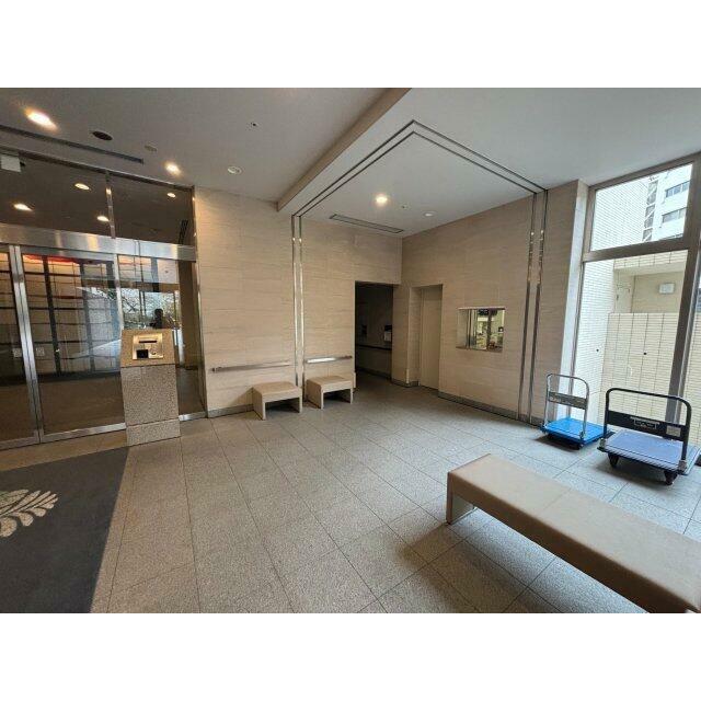 24時間常駐のテラス棟の管理事務室前です。20時～9時までは夜間警備員となります。