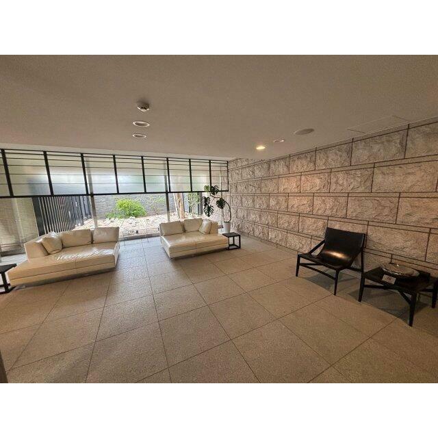 メインゲート内側にある、ウェイティングラウンジです。誰でもトイレもございます。