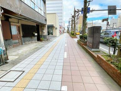 前面の歩道もゆったりと作られています。