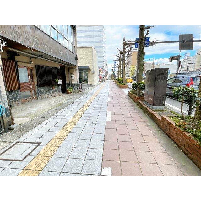 前面の歩道もゆったりと作られています。