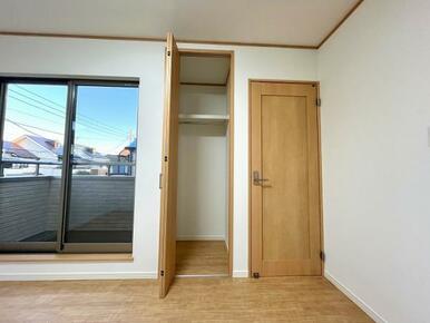 「洋室約6帖」収納がございます