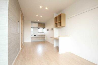 洋室とＤＫをつないだＬＤＫに間取変更し開放感を持たせることができました。カウンタースペースを設けて…