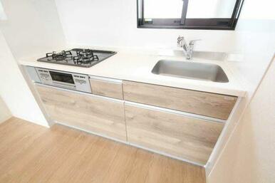 人造大理石のワークトップです。３口ガスコンロ付です。浄水機能付水栓となっております。