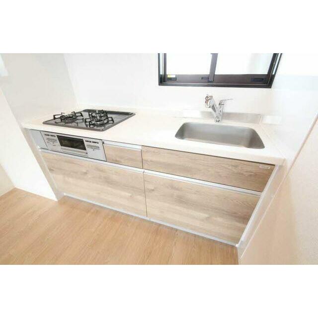 人造大理石のワークトップです。３口ガスコンロ付です。浄水機能付水栓となっております。