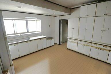 広いキッチンは使いやすさ◎大きな食器棚付き(CGによる家具消し画像)