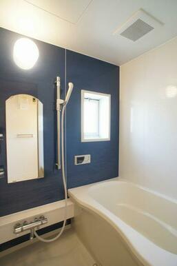 【浴室】１日の終わりは清潔感のある快適な空間で、ゆっくりと疲れを癒してください♪２４時間換気システム
