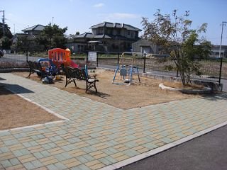 エントランス前の敷地内にミニ公園完備