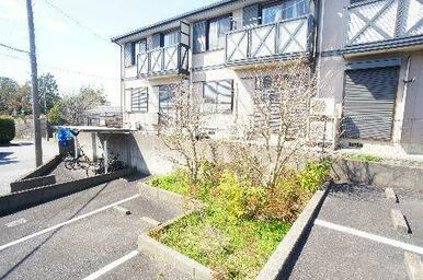 敷地内舗装駐車場、各世帯１台付き（無料）♪