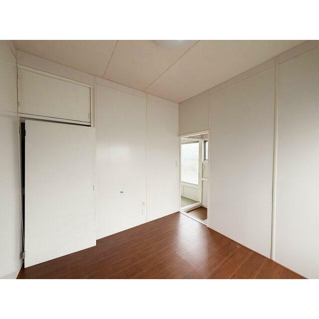 2階の洋室。収納もあるのでお部屋がスッキリします！
