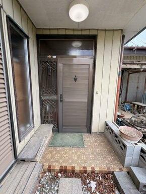 玄関も外観に馴染んでいます！