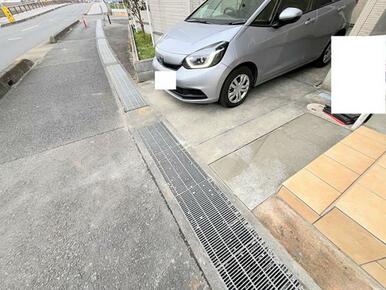 「駐車スペース拡張工事済」間口が広くなりより駐車しやすくなりました。