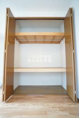 増えがちな荷物をスッキリ収納できる大きめクローゼットです♪