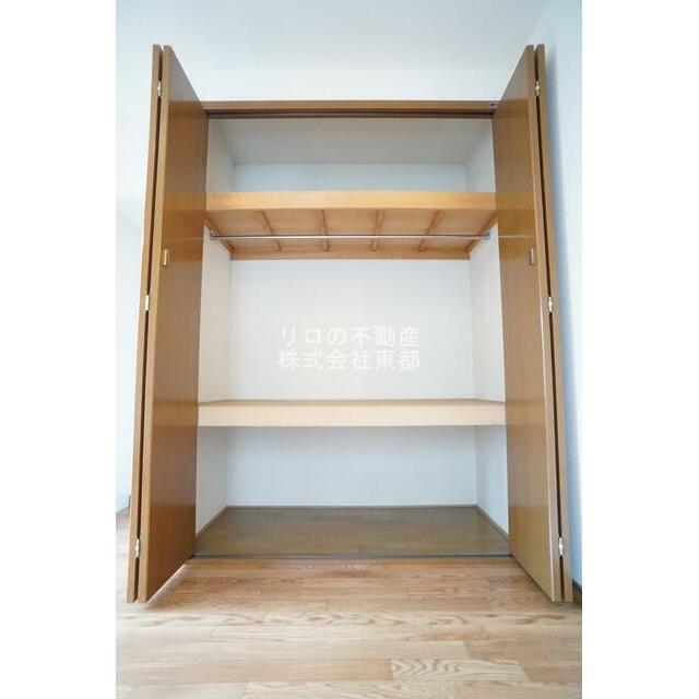 増えがちな荷物をスッキリ収納できる大きめクローゼットです♪