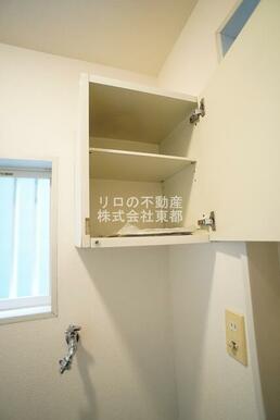 洗濯機置場上部には収納棚が設置されているので便利ですね♪