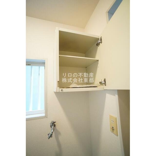 洗濯機置場上部には収納棚が設置されているので便利ですね♪