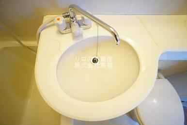 洗面ボウルもついているので、ここで洗顔できますね☆