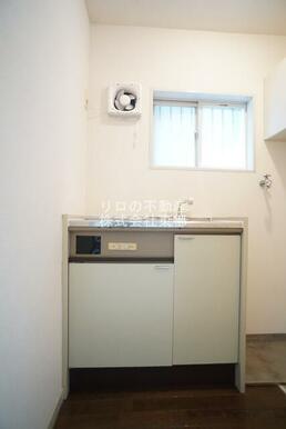 自然光が入る、換気もしやすい窓付きのキッチンです♪