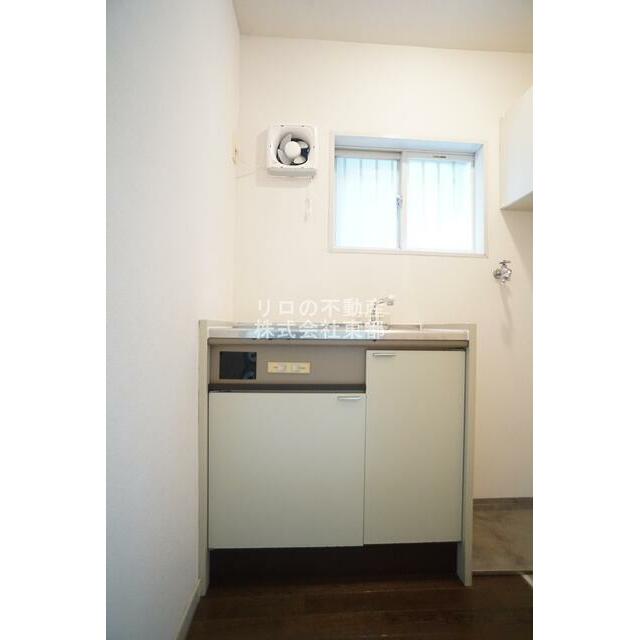 自然光が入る、換気もしやすい窓付きのキッチンです♪