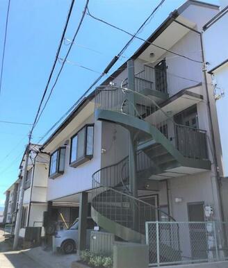 １階玄関と建物外観