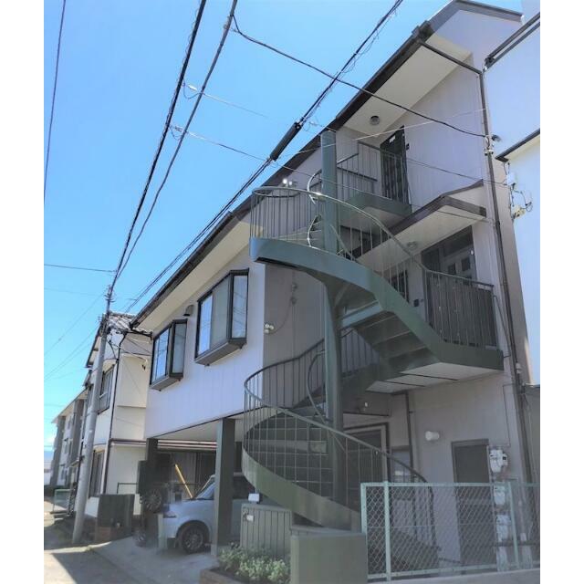 １階玄関と建物外観