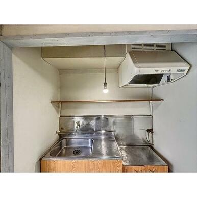 キッチン上の棚に調理器具など置けます