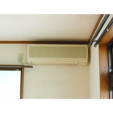 エアコン付きで夏も冬も快適。
