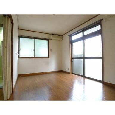 角部屋なので２面に窓があります。