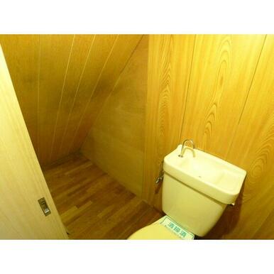 トイレにもちょっとした収納が。